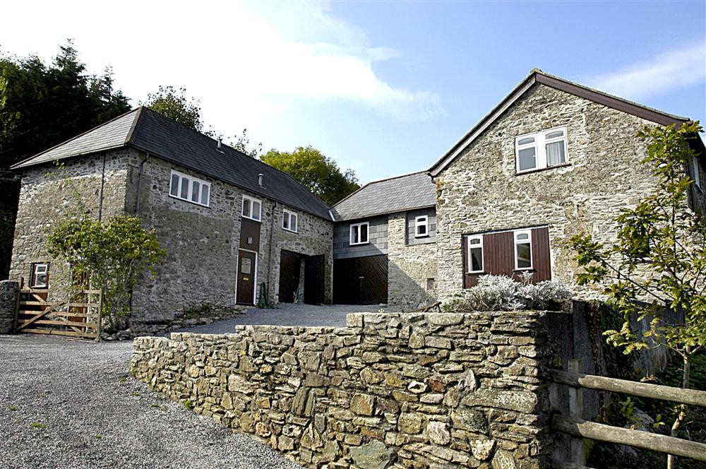 Goodshelter barns with Windfalls on the left and The Love Shack between the two main barns.