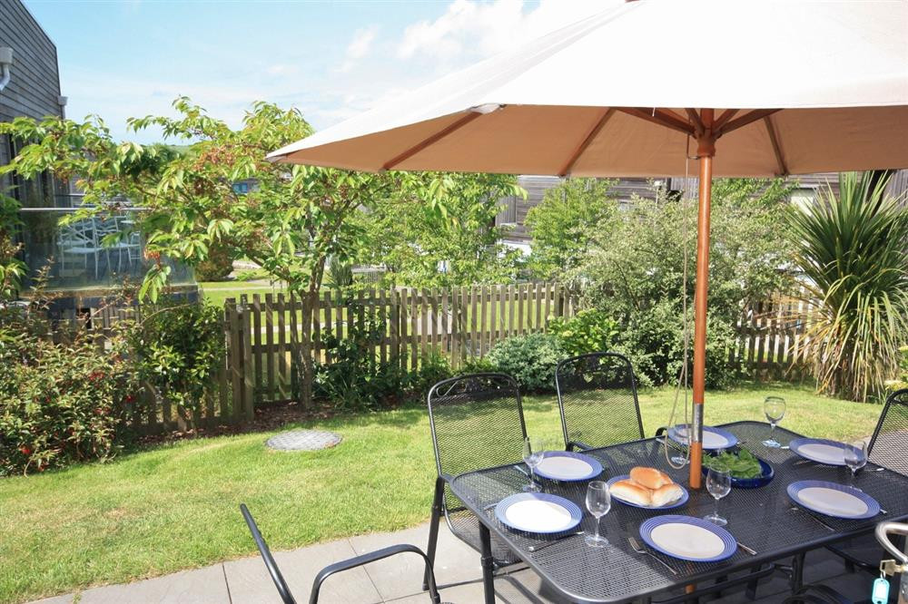 Al fresco dining on the garden terrace.