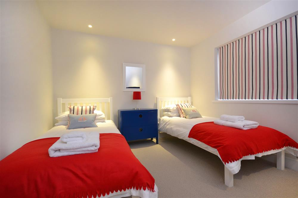 Bedroom 4 with twin beds