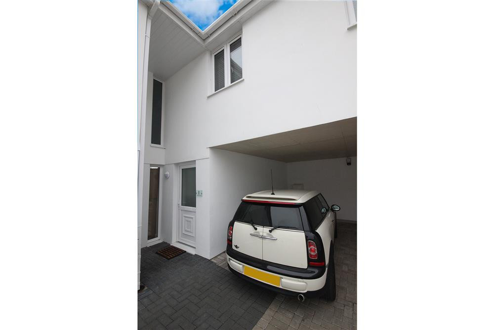 Parking space to the front