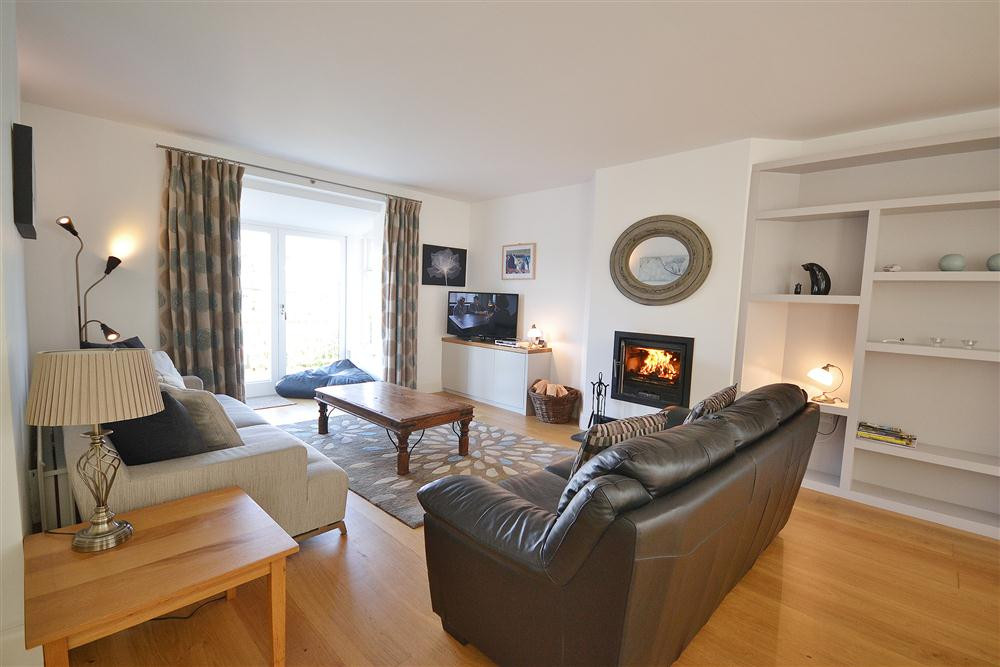 The light and sunny lounge area.