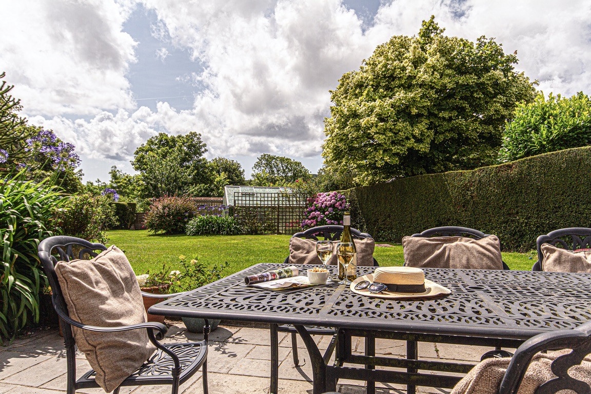 Eating out in the garden 