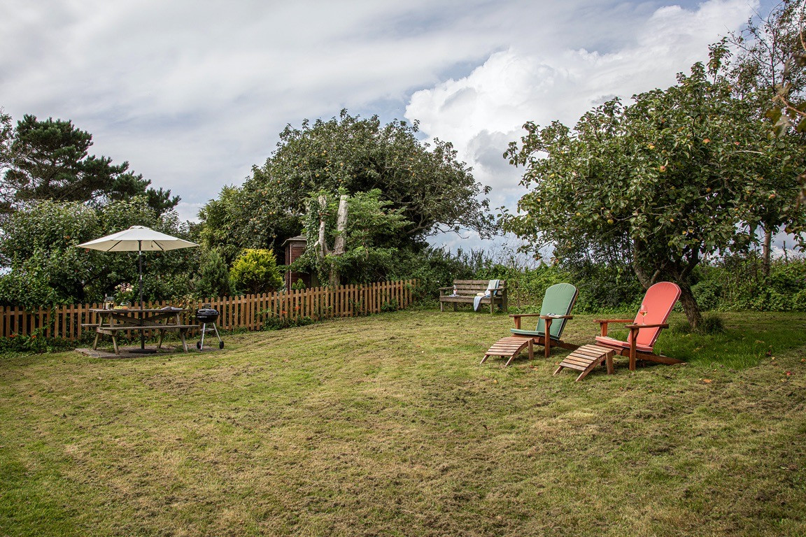 Plenty of garden space to relax in