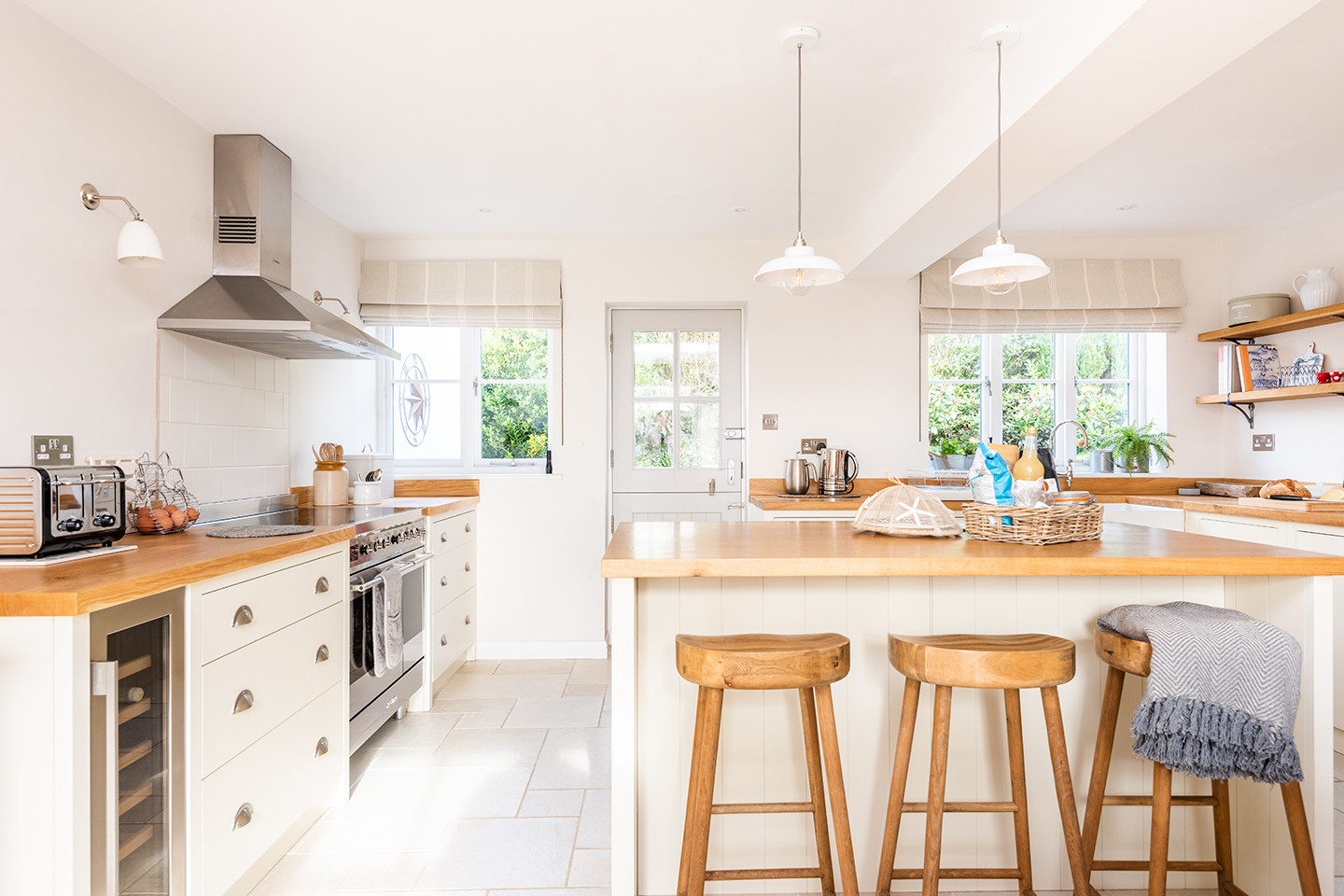 Kitchen diner complete with breakfast bar 