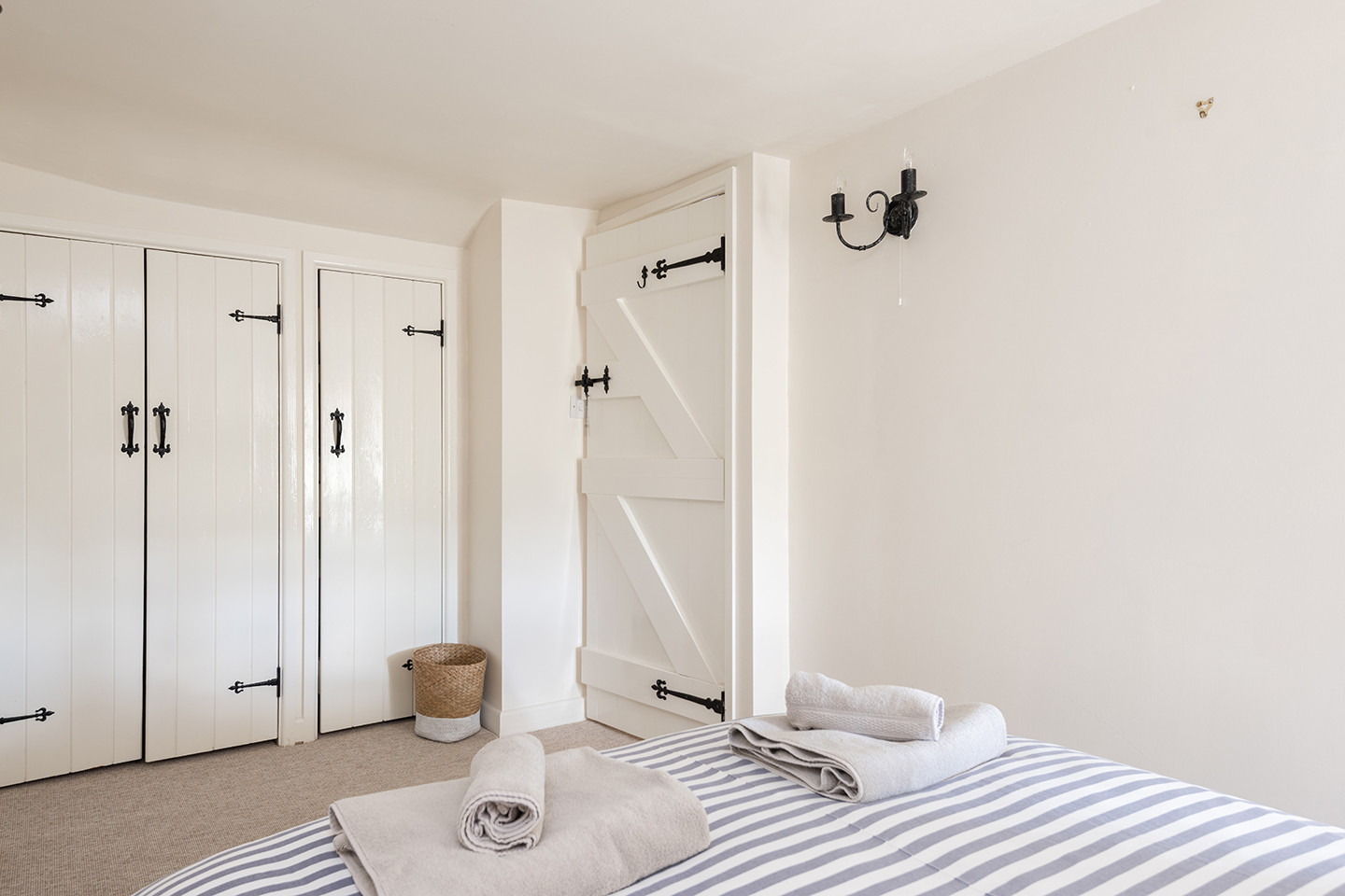 Another view of the double bedroom. 