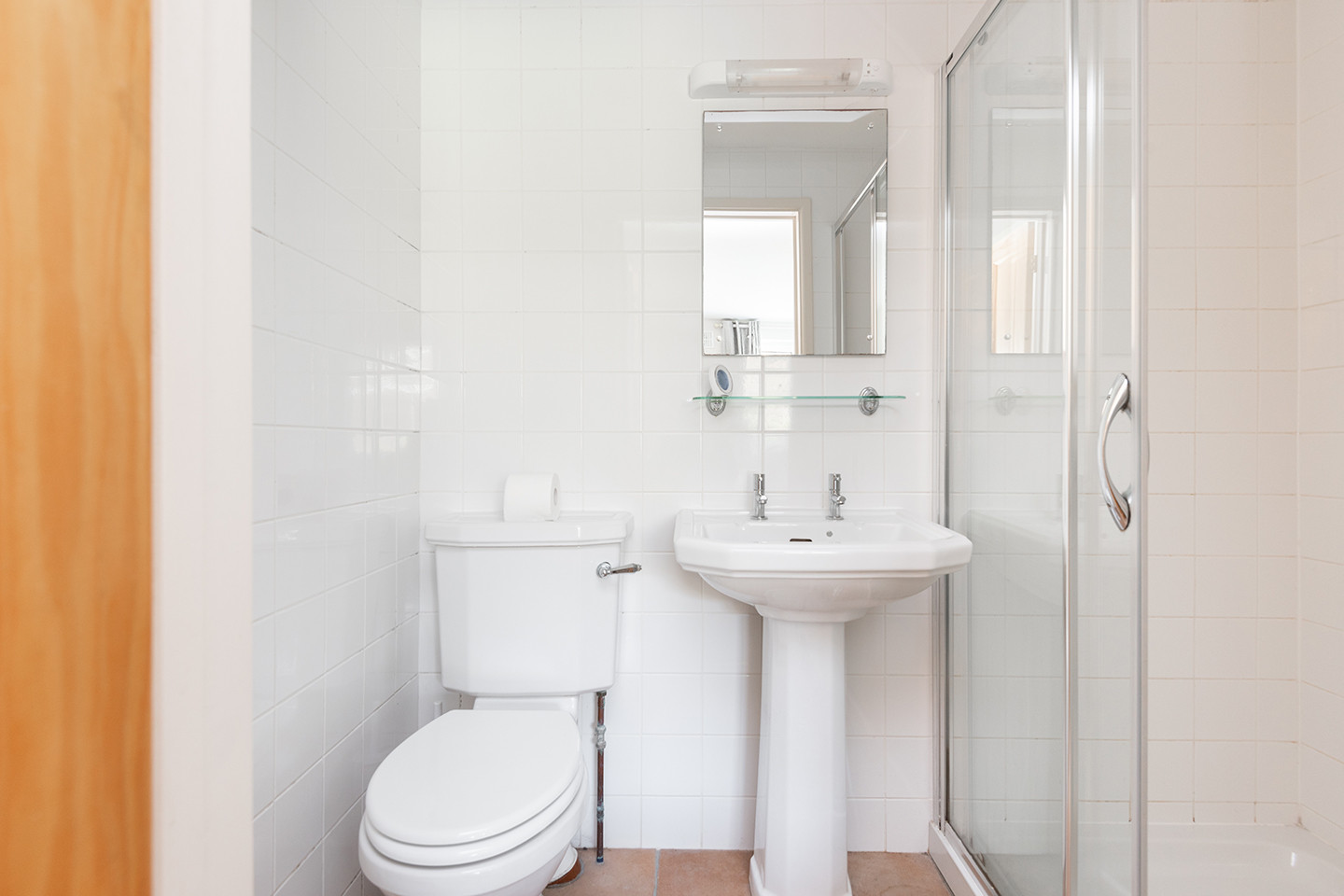 En suite shower to the 1st bedroom 