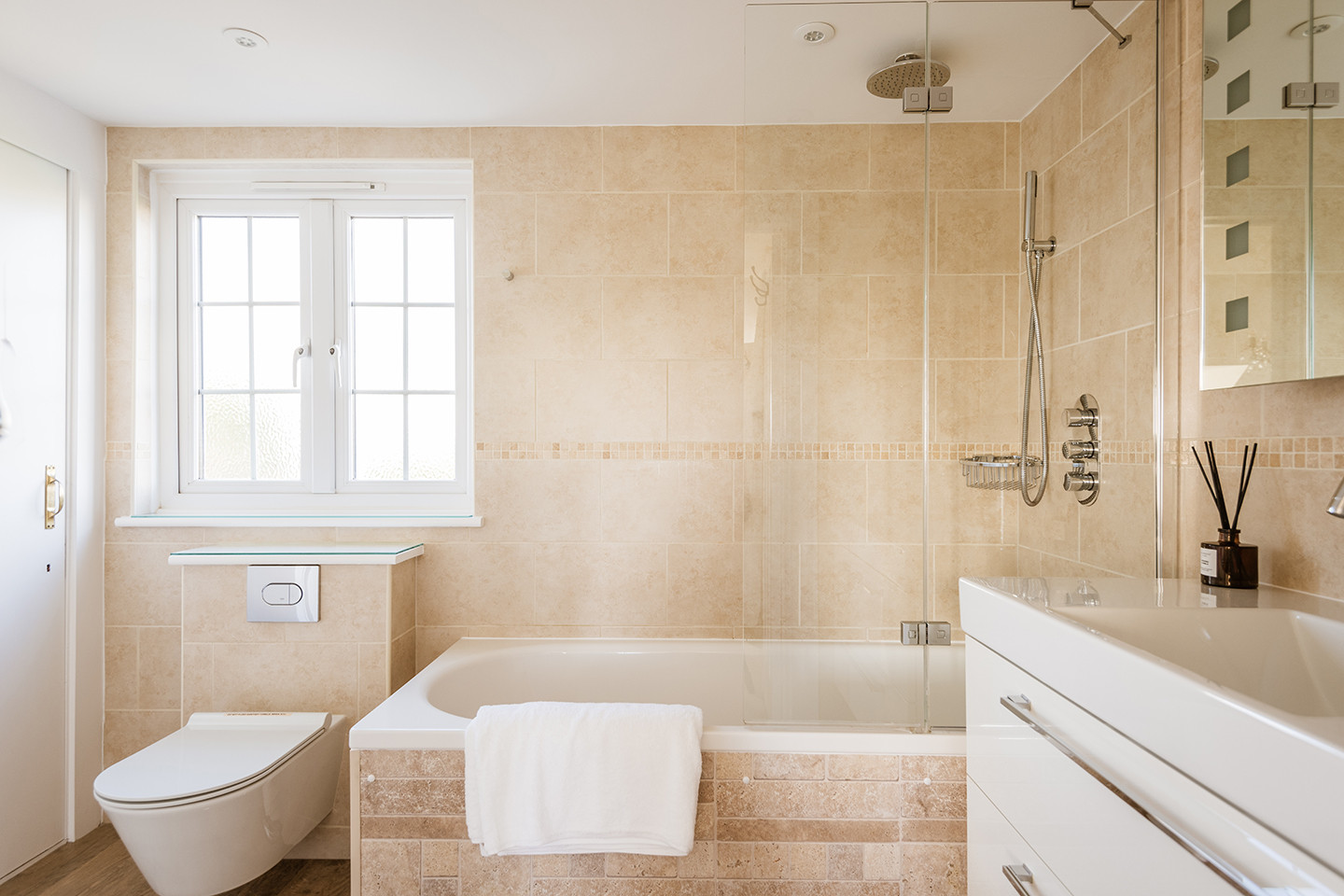 Master Bedroom En Suite.