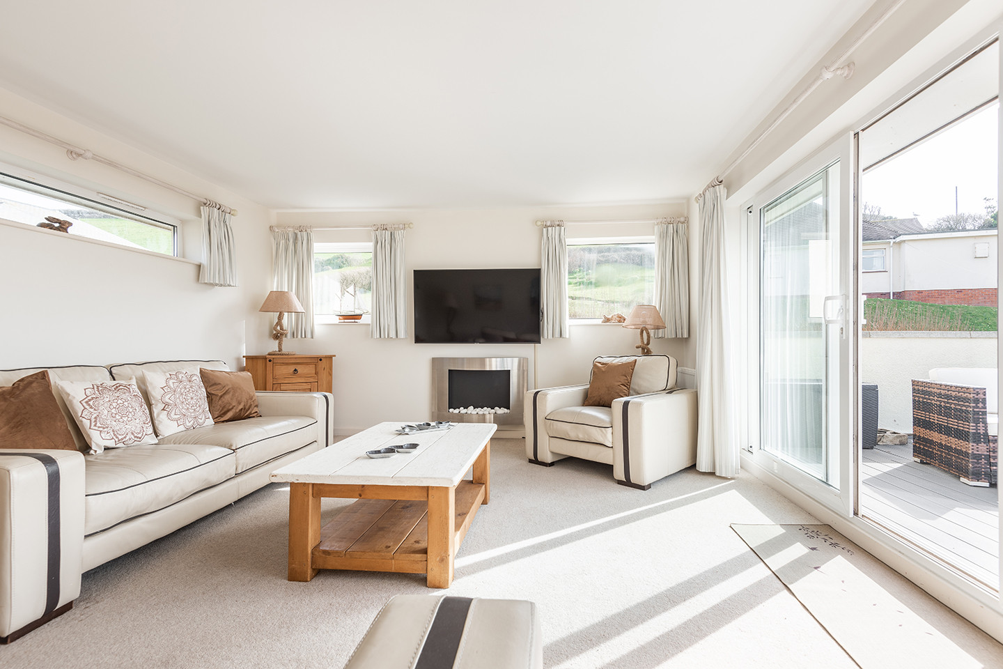 First floor lounge with balcony 