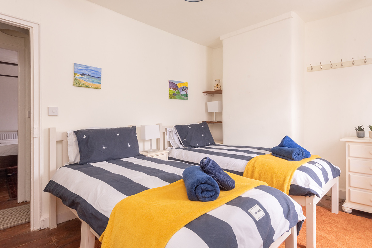 Twin bedroom 
