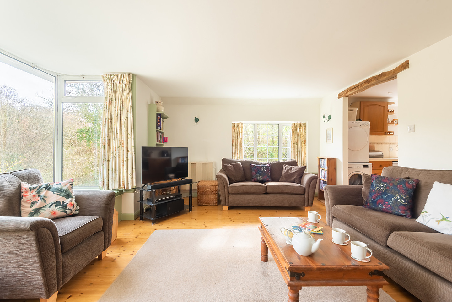 The spacious lounge 