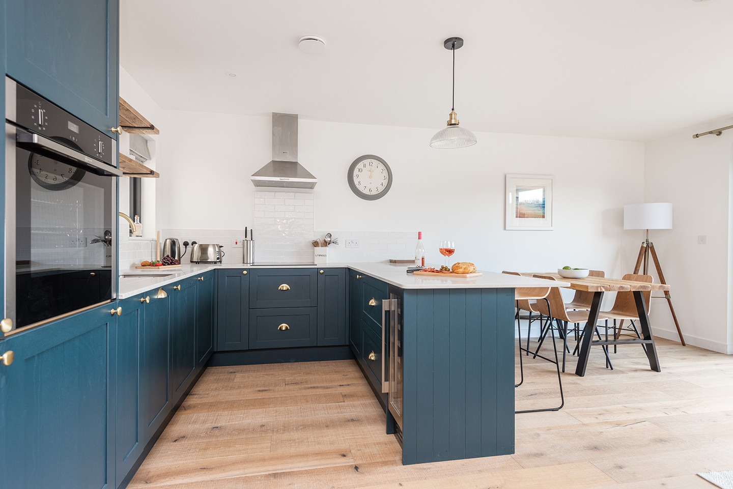 Another look at the gorgeous kitchen 