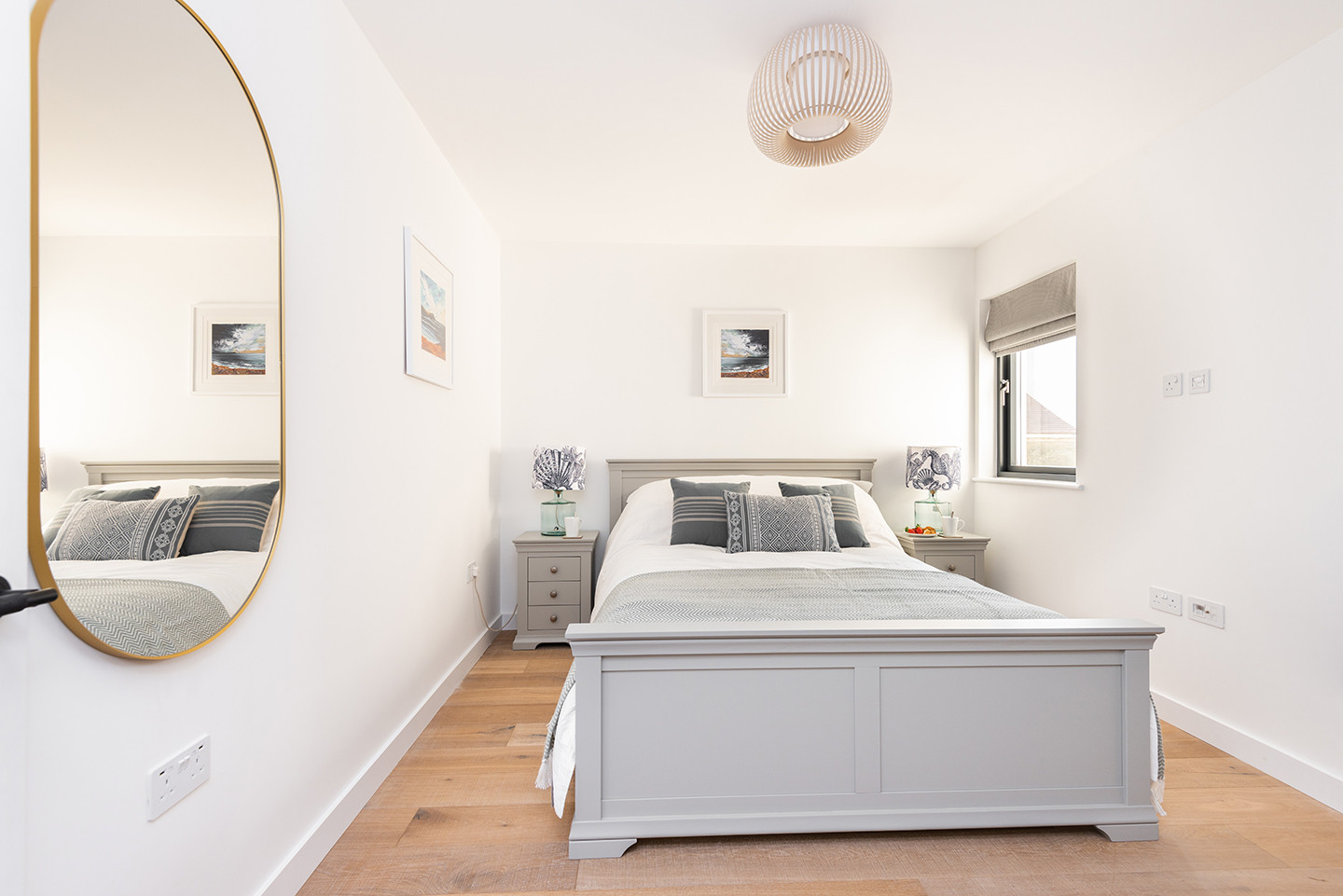 Master bedroom with kingsize bed 