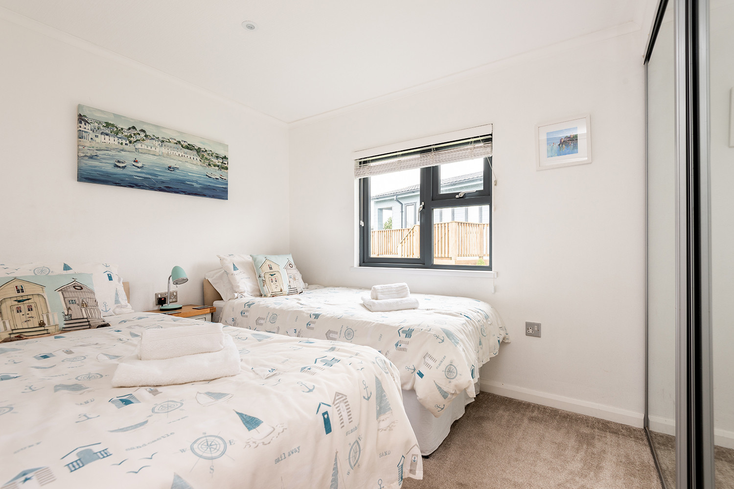 Twin bedroom with 3ft single beds.