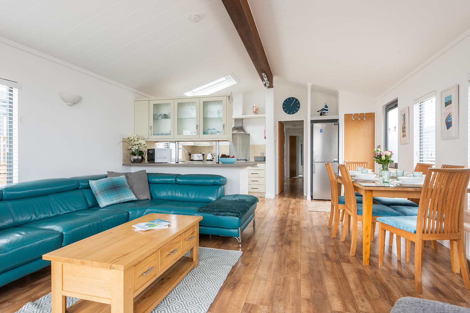 A view of the open plan space through to the bedrooms.