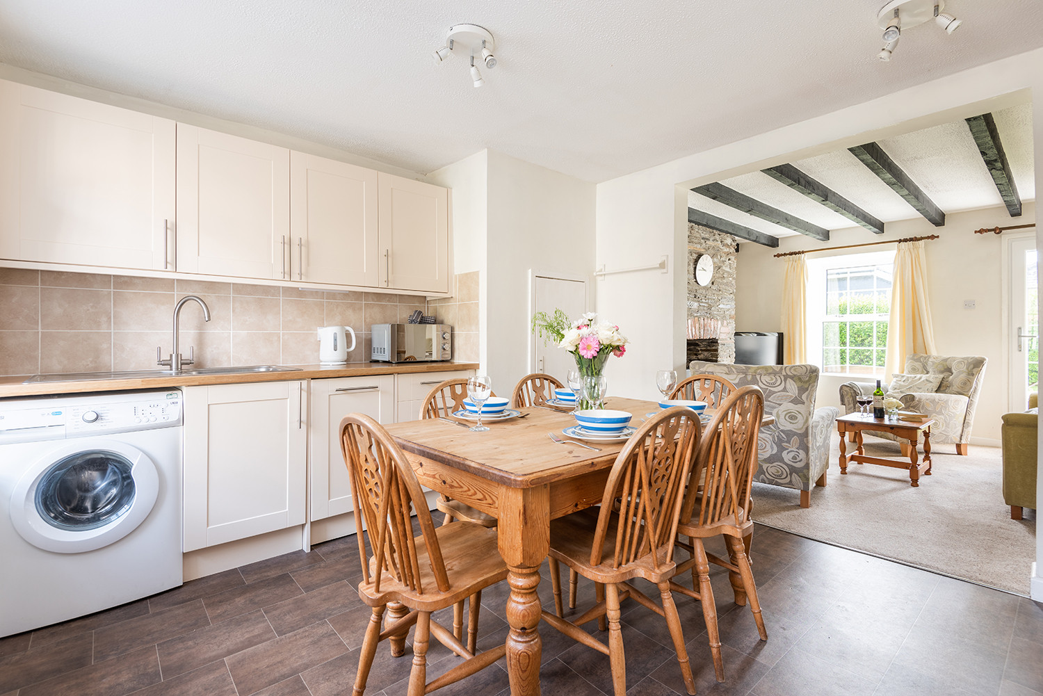 Kitchen & Dining Area