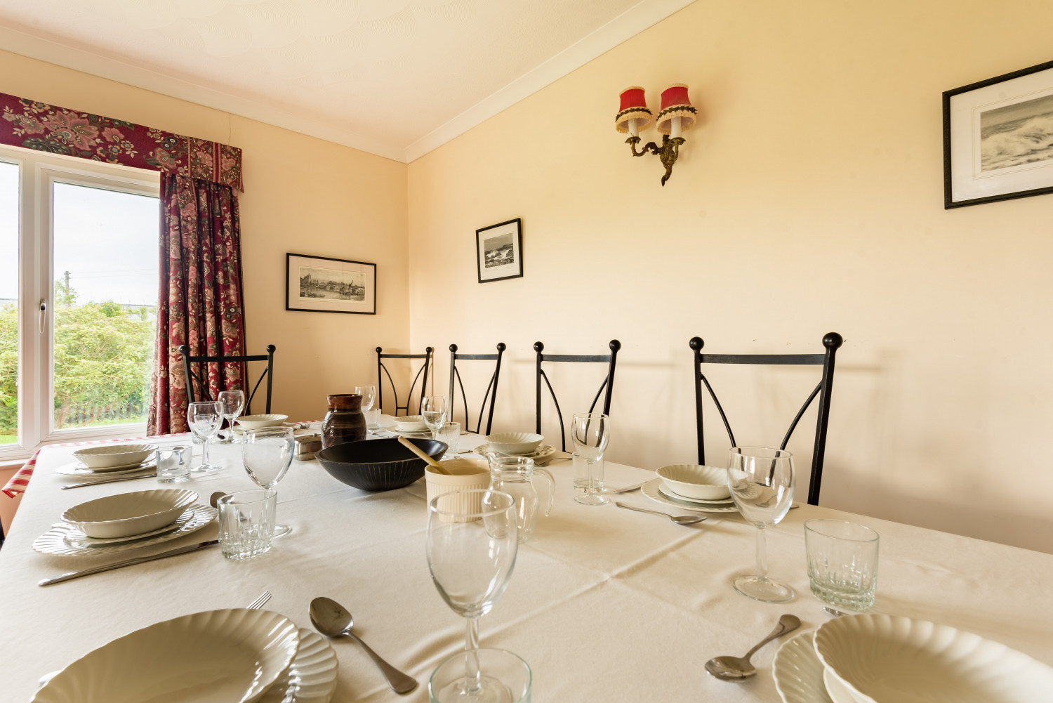 Escallonia dining area