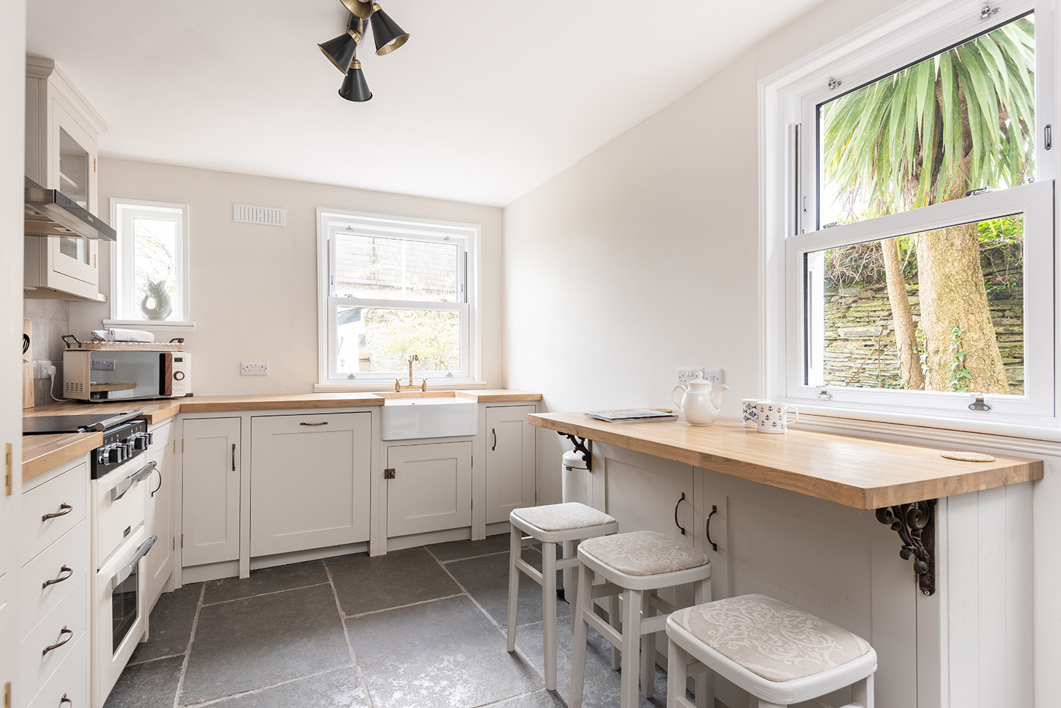 Kitchen with handy breakfast bar.