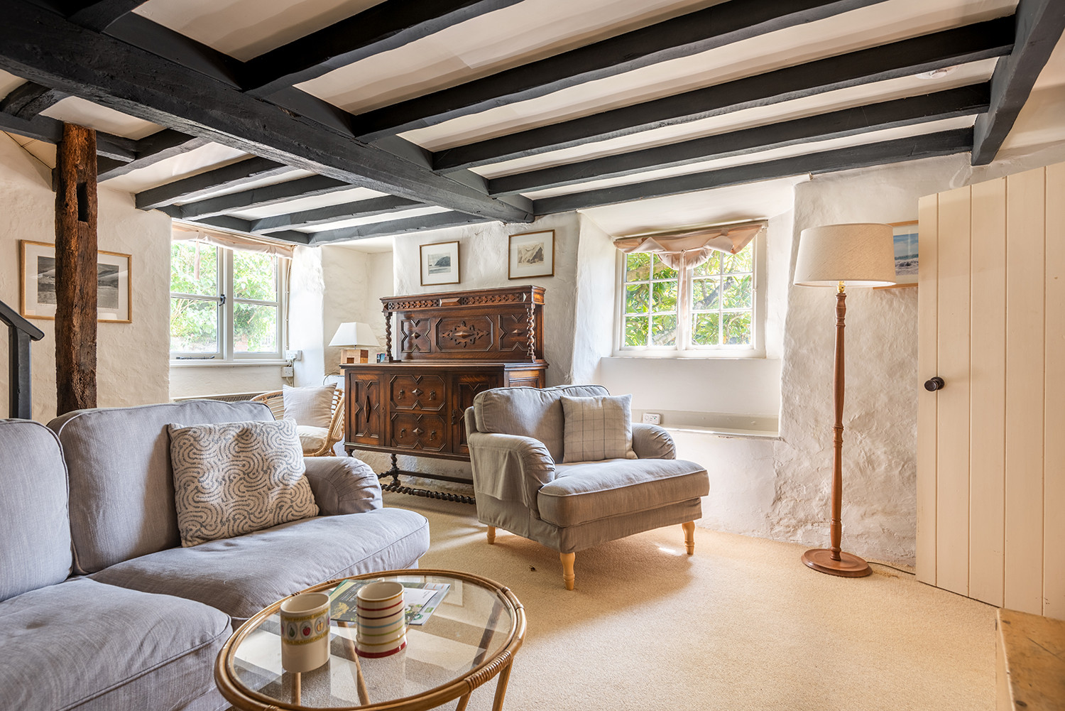 The beams are a wonderful feature in this lounge 