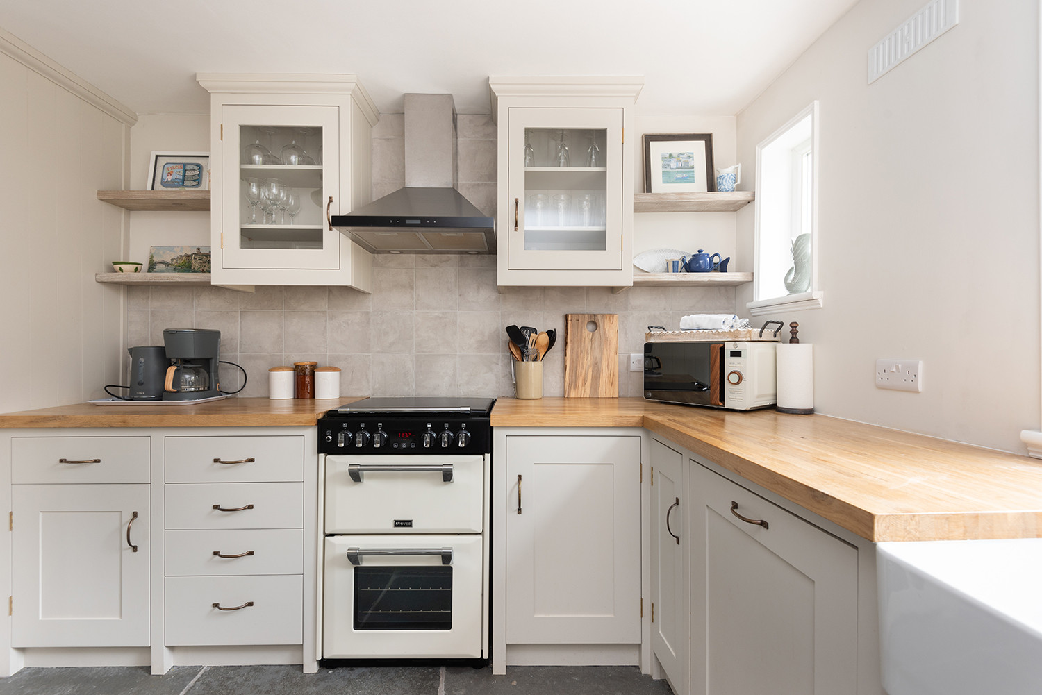 The bespoke charming kitchen.