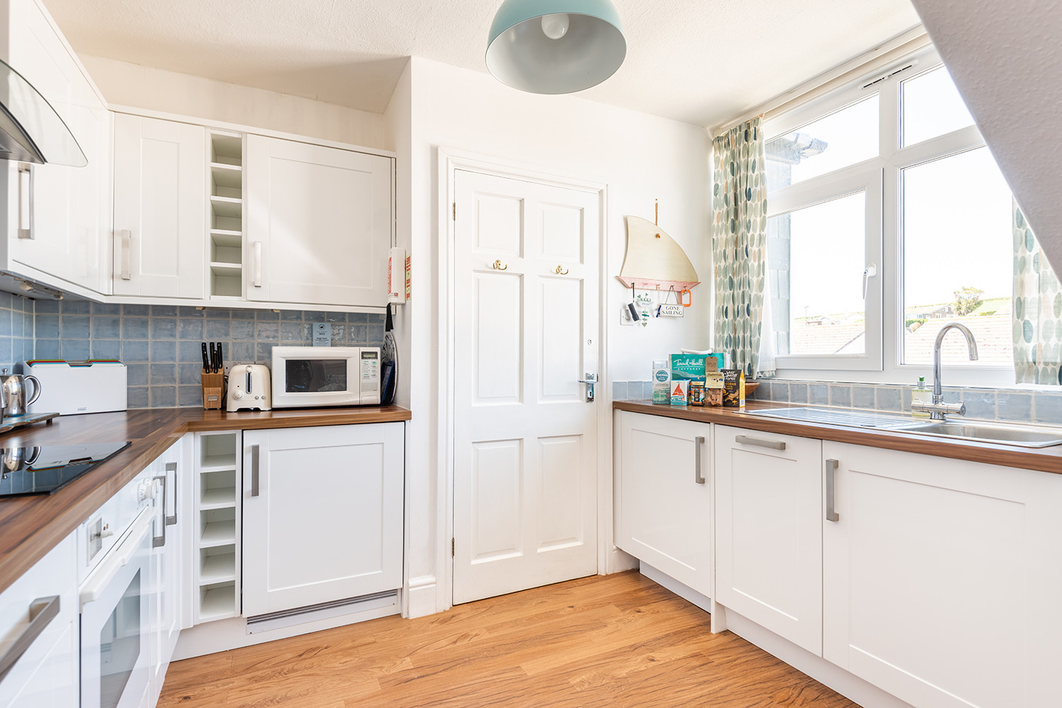 The well equipped kitchen 