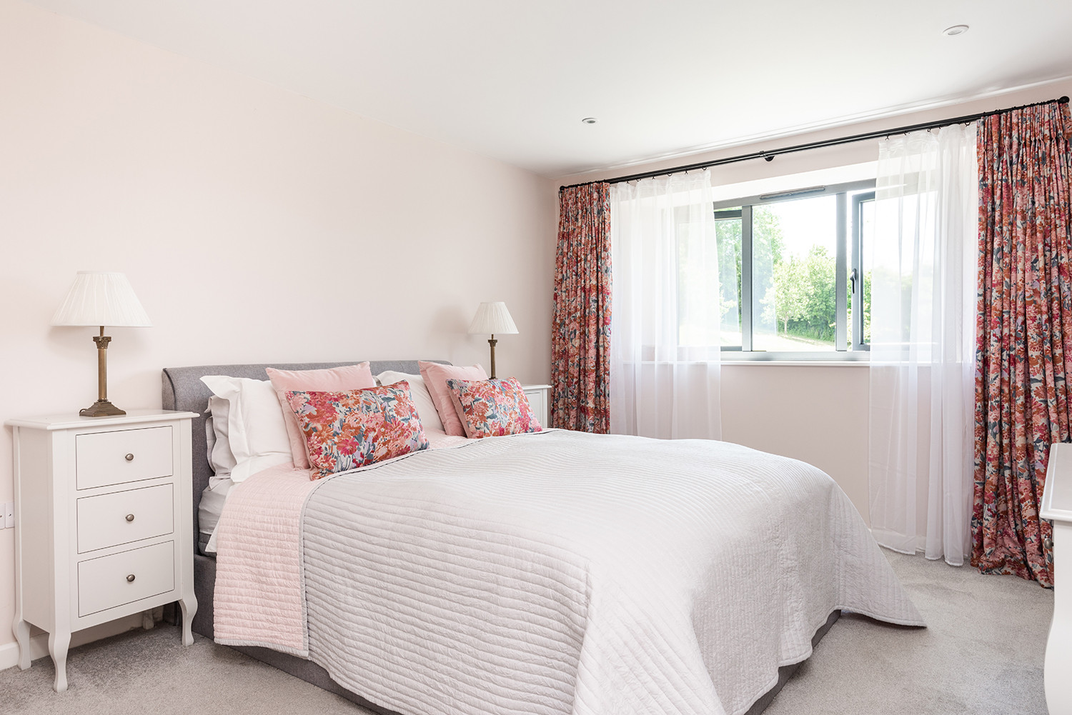 Kingsize bedroom with en suite bathroom 
