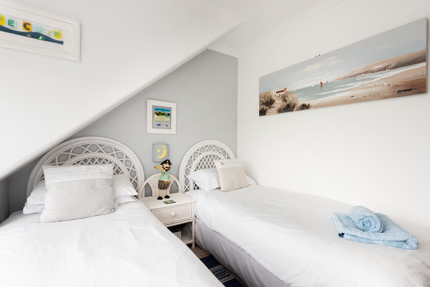 Another look at the twin bedroom 