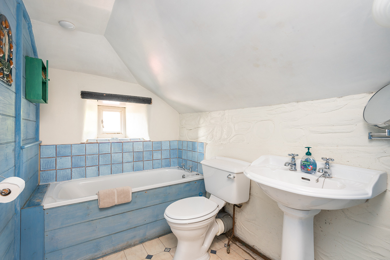 Good size fresh style family bathroom