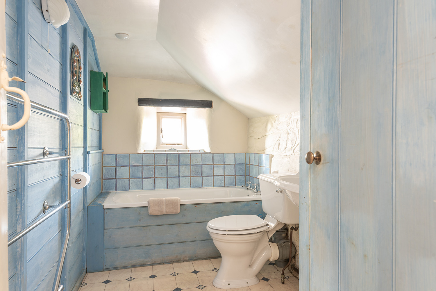 Showing the good floor space in the bathroom 