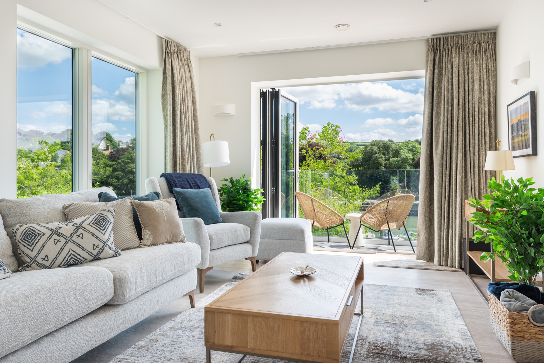 The first floor lounge with balcony