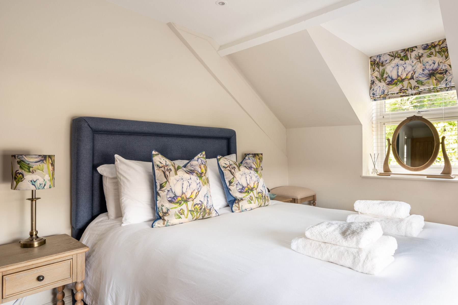 3 Stylish bedrooms with king size beds