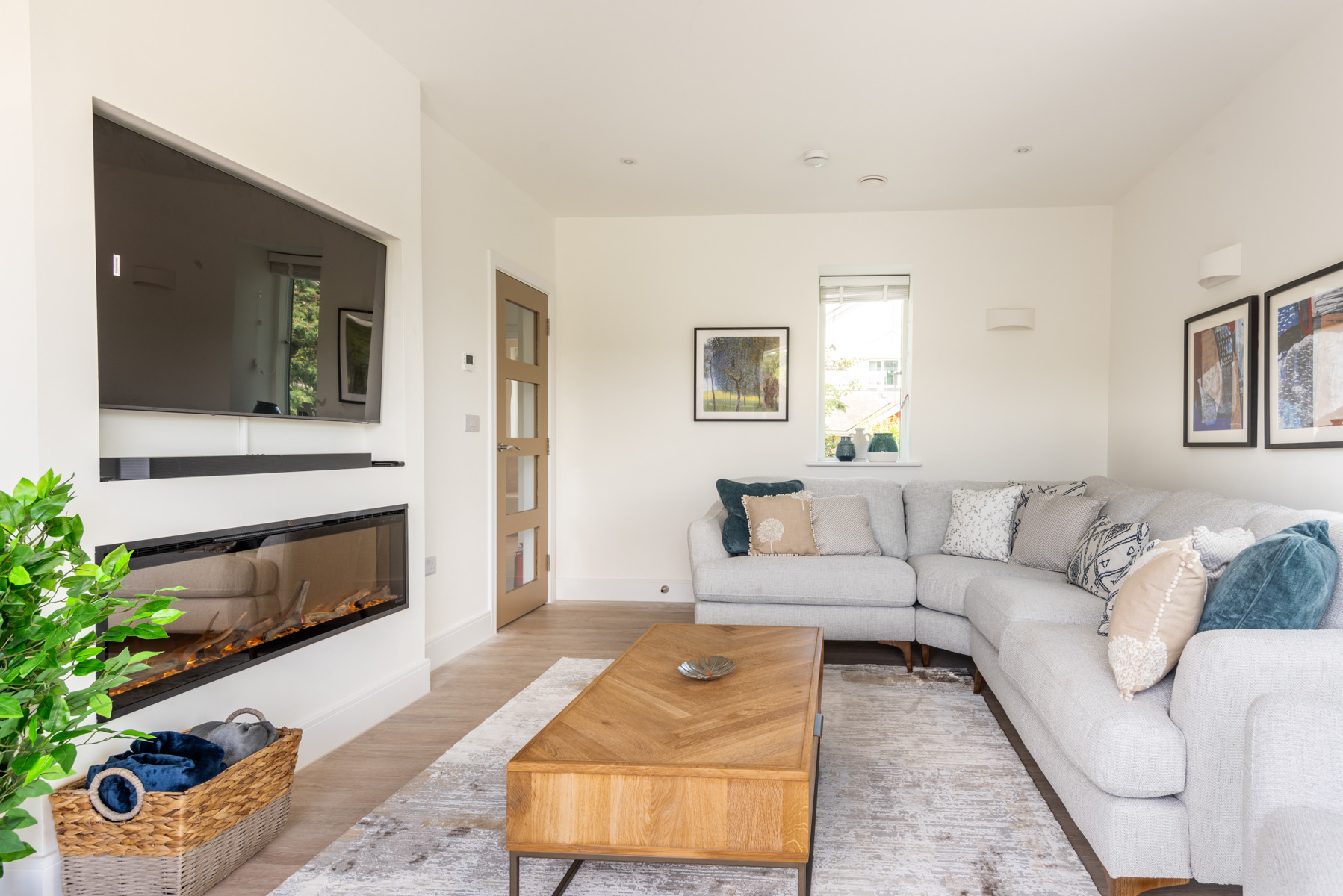 Another view of the lounge 