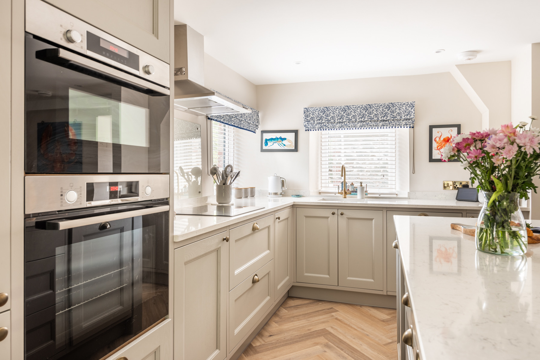 Double oven, dishwasher and integrated fridge freezer-well equipped for all your holiday needs