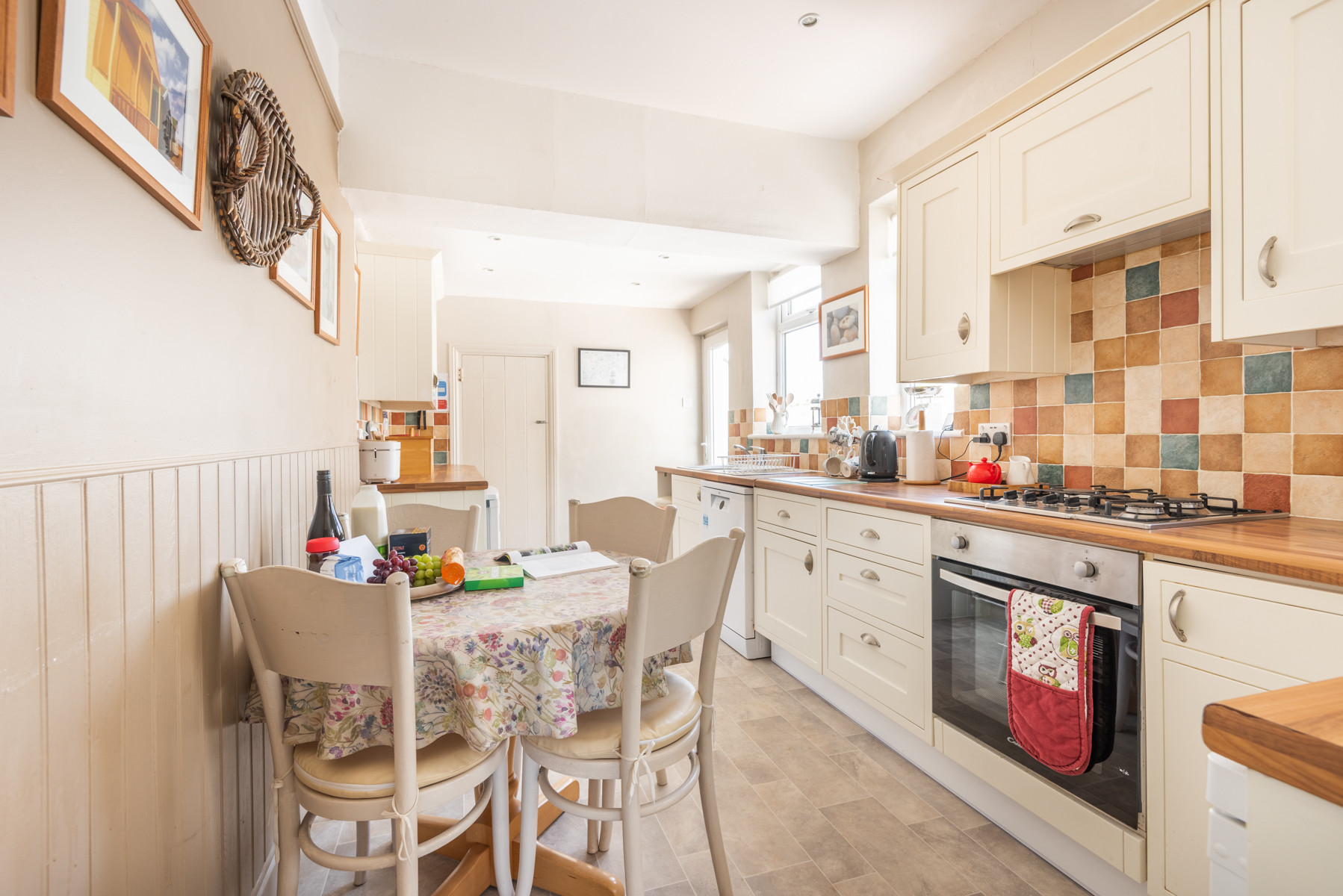The well equipped kitchen with breakfast table.