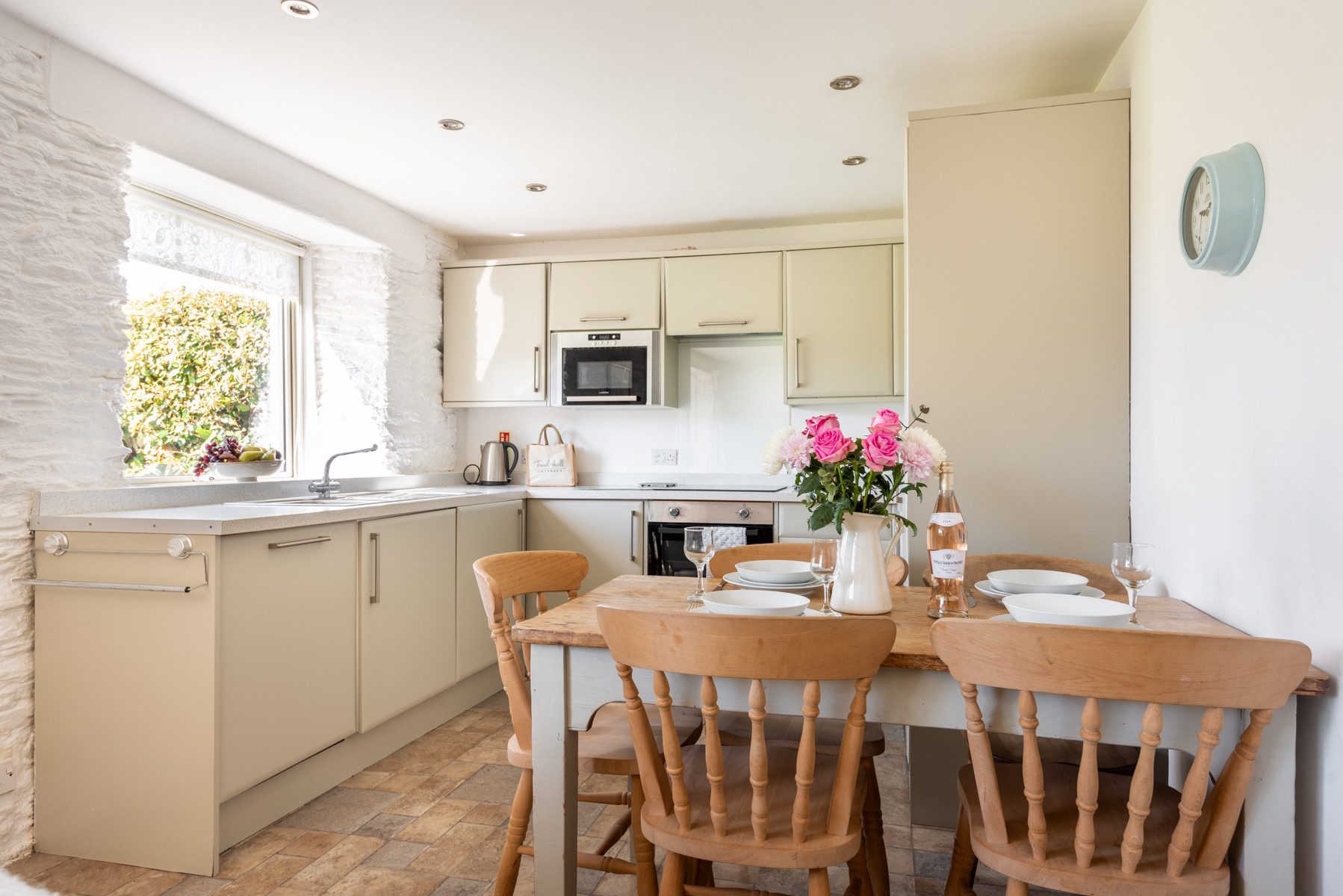 The modern and well equipped kitchen.