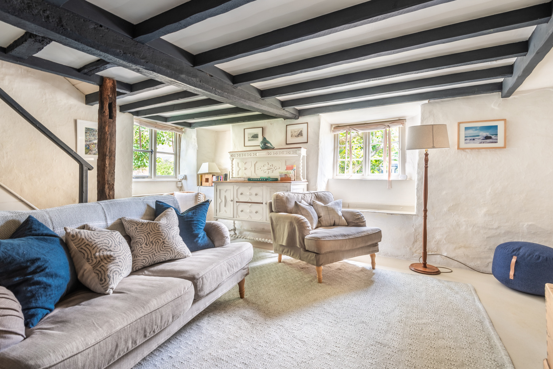 The beams are a wonderful feature in this lounge 