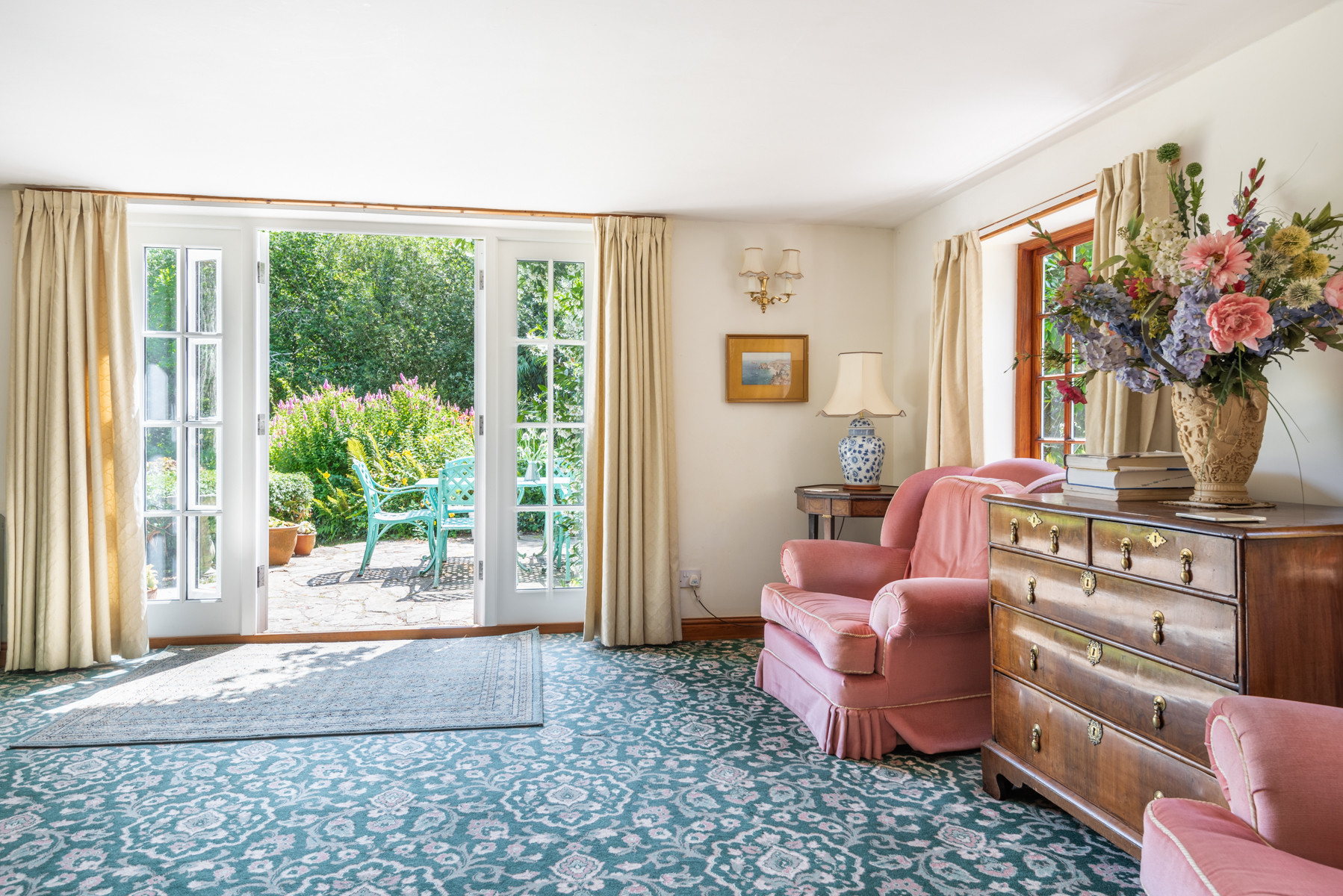 Large lounge diner opening onto garden