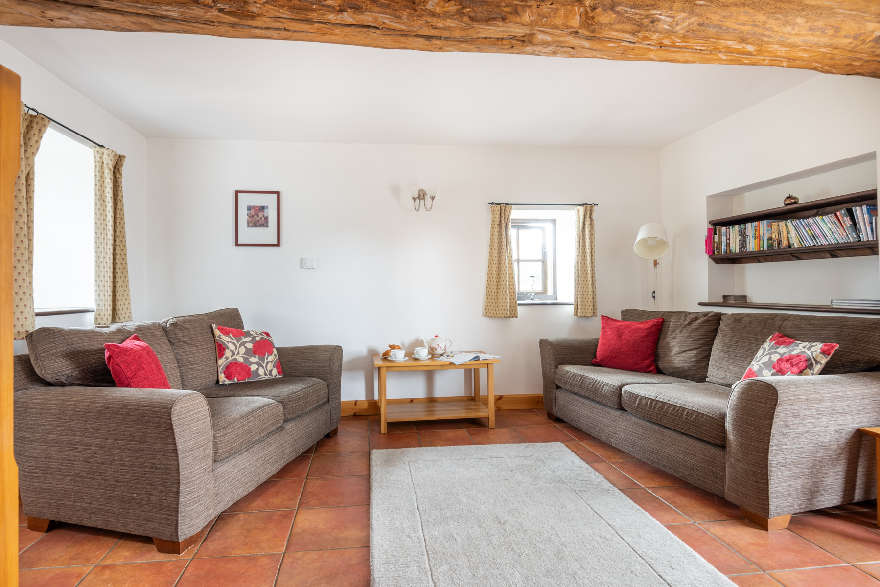 Lounge with comfortable seating for 5 people