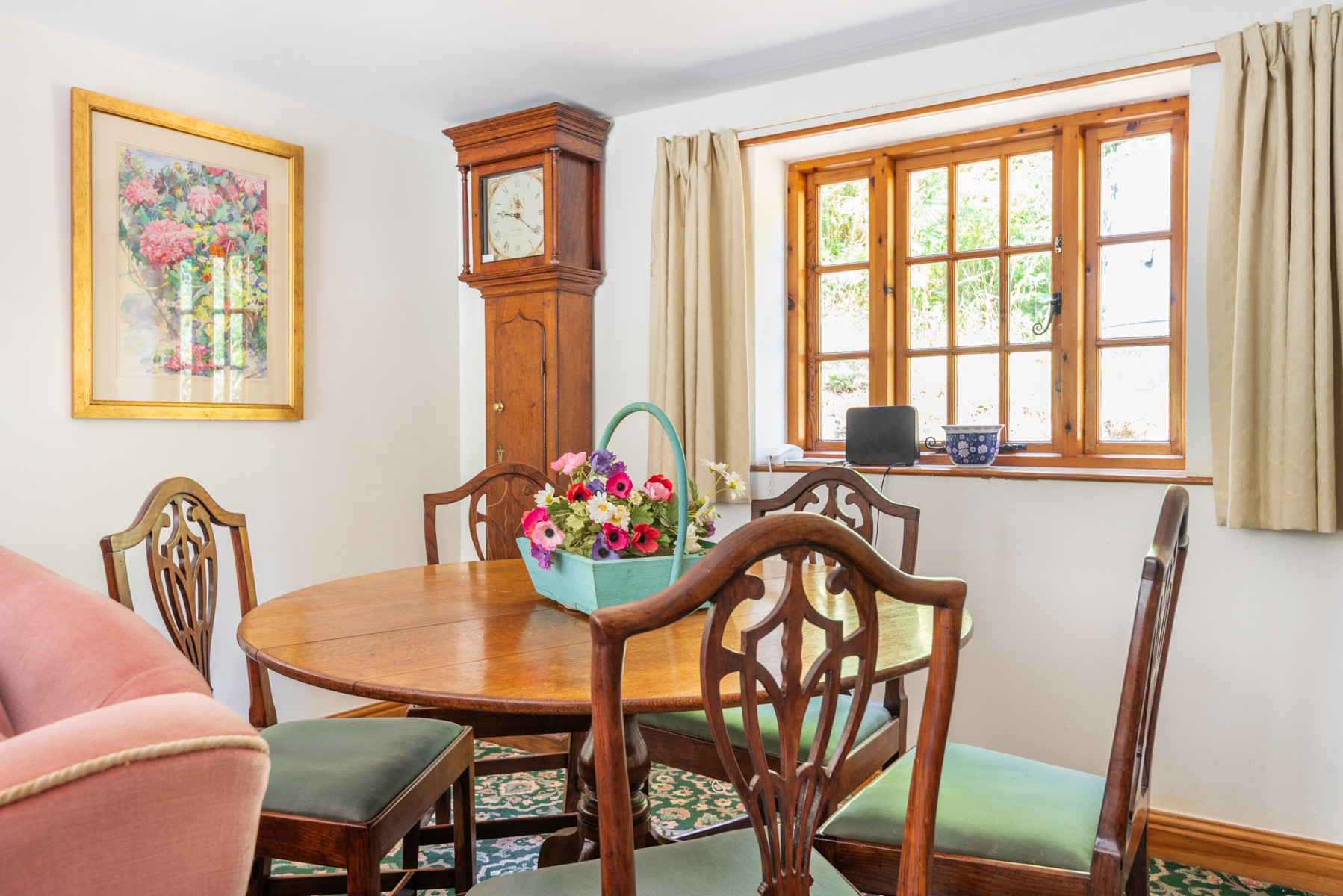 Dining area with seating for 6