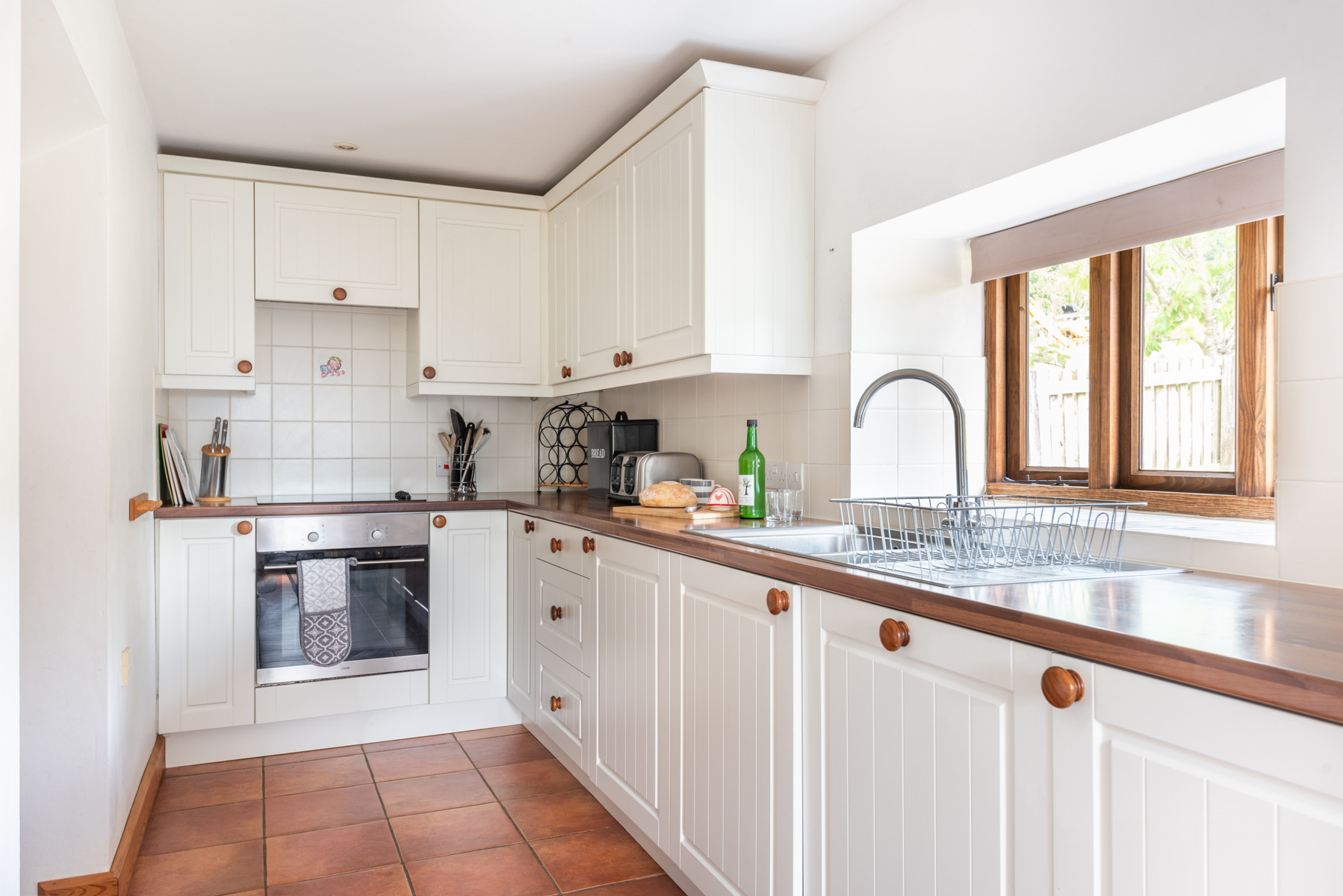 A fully equipped kitchen.