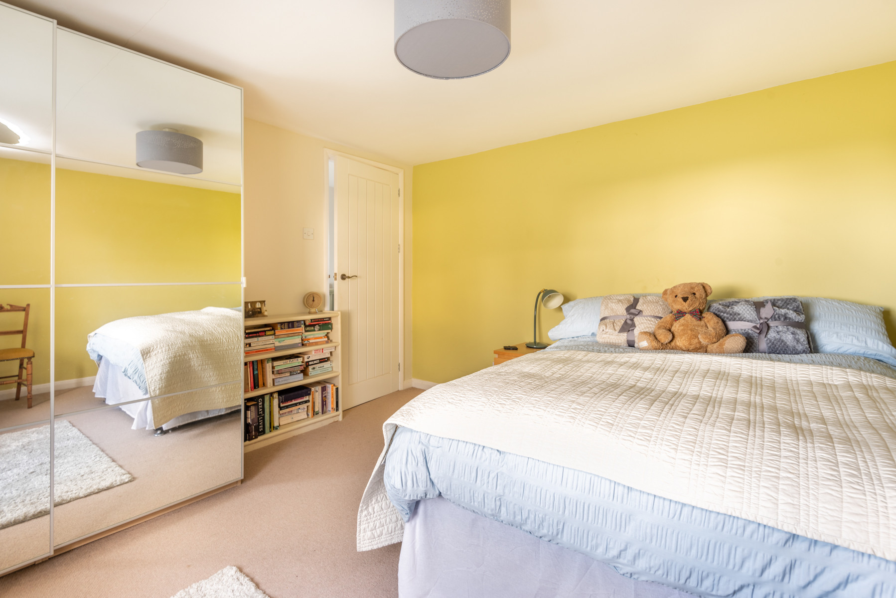 Large bedroom, light and airy