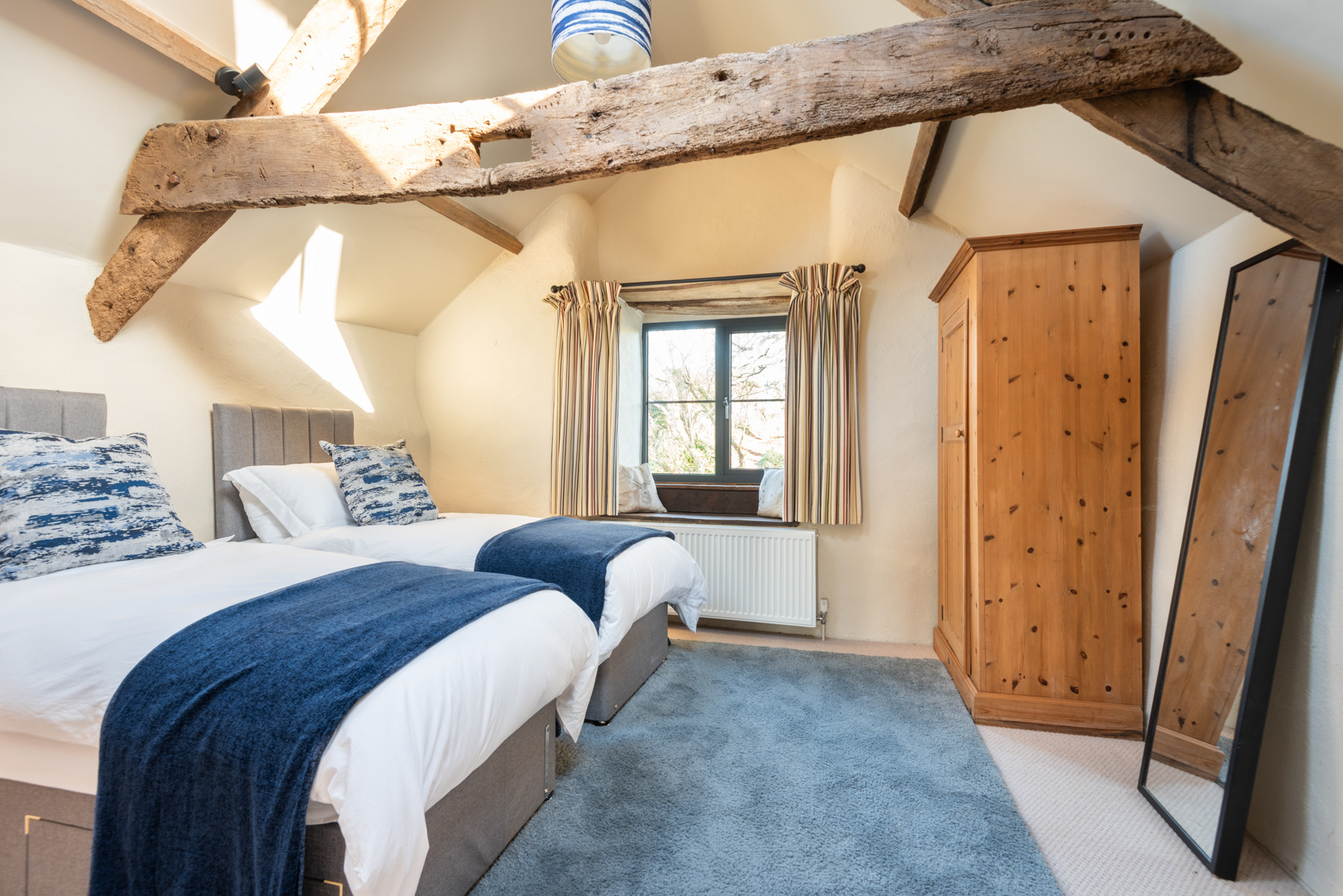 Another bedroom, king or twin