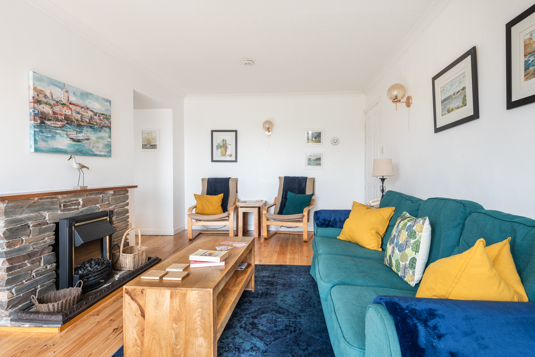 The relaxed and colourful lounge