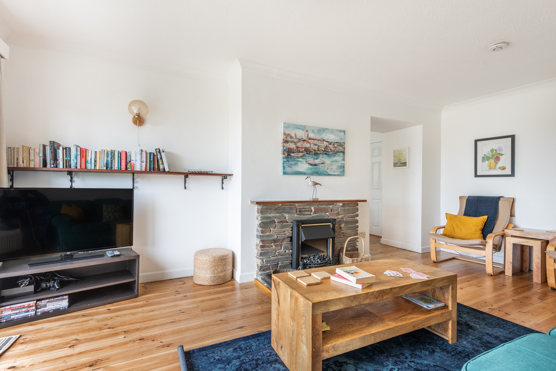 Another view of the lounge