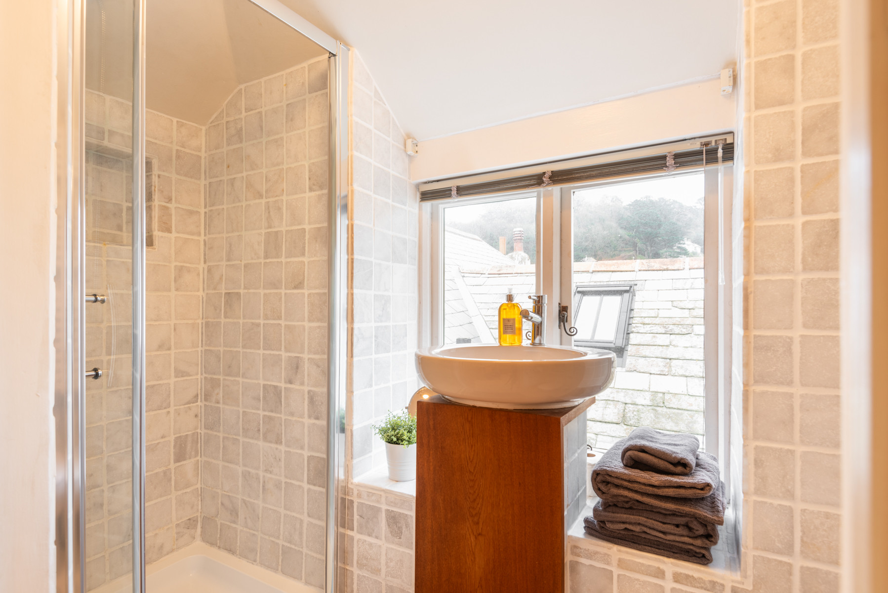 A closer look at the en suite. 