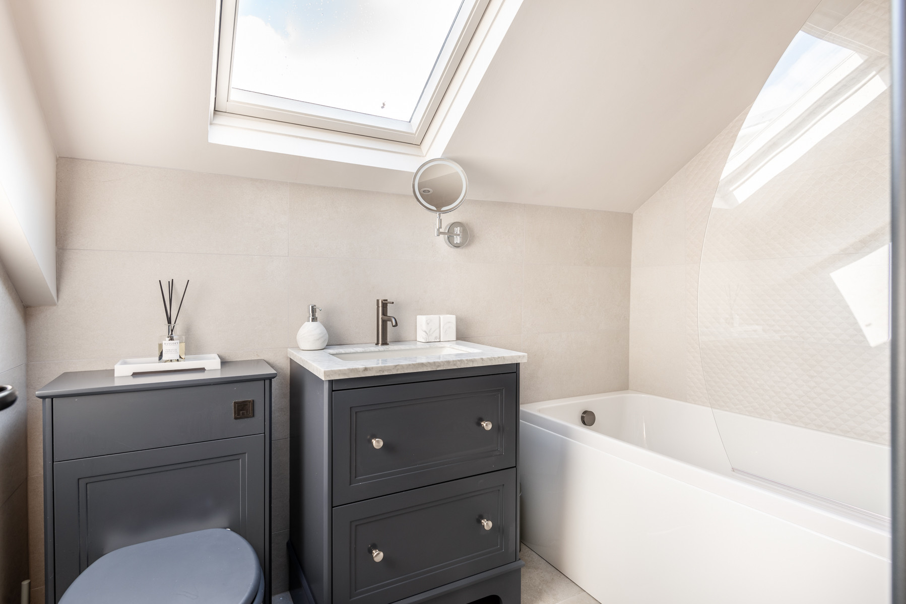 Stylish bathroom in the eaves
