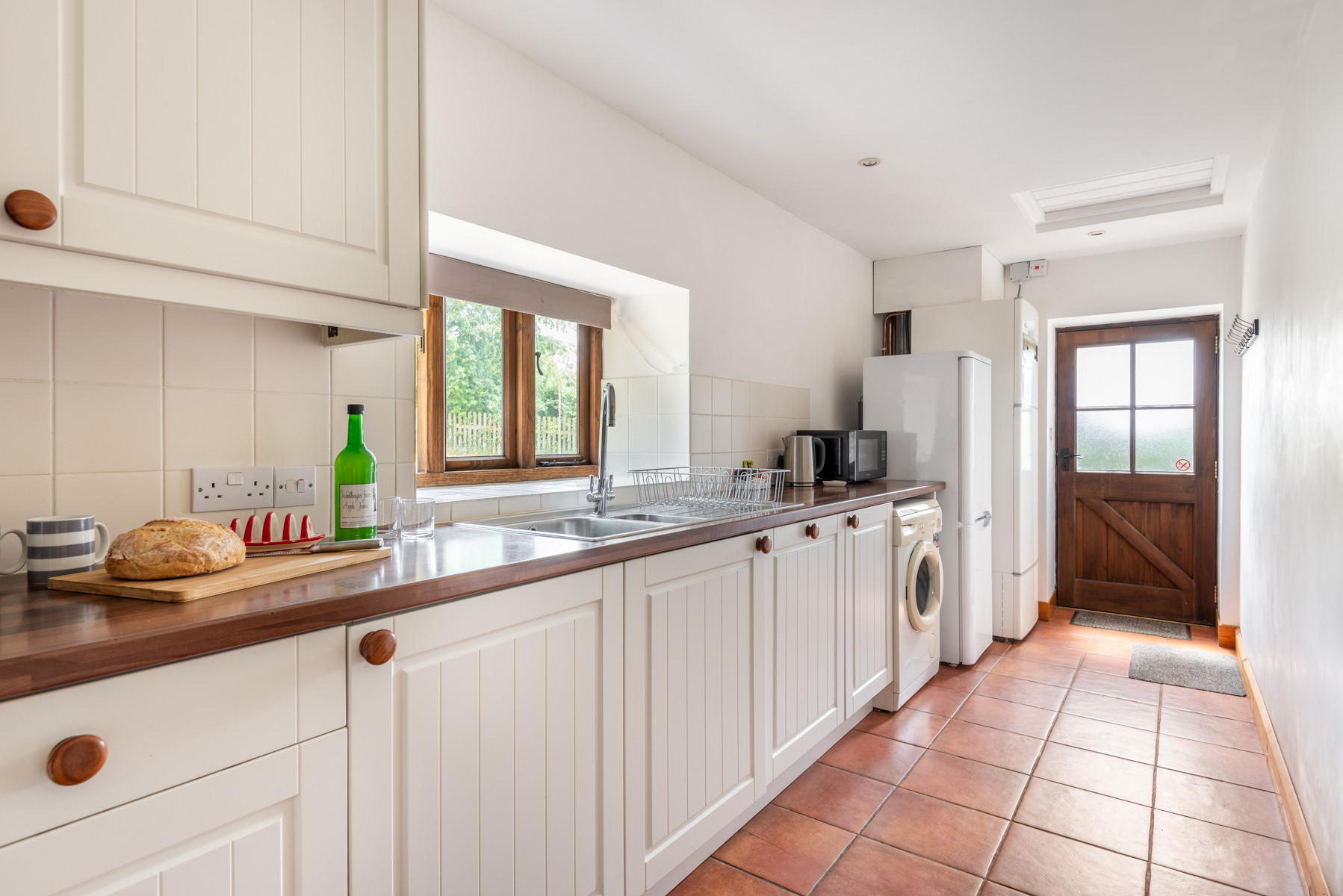 The kitchen with access to the garden