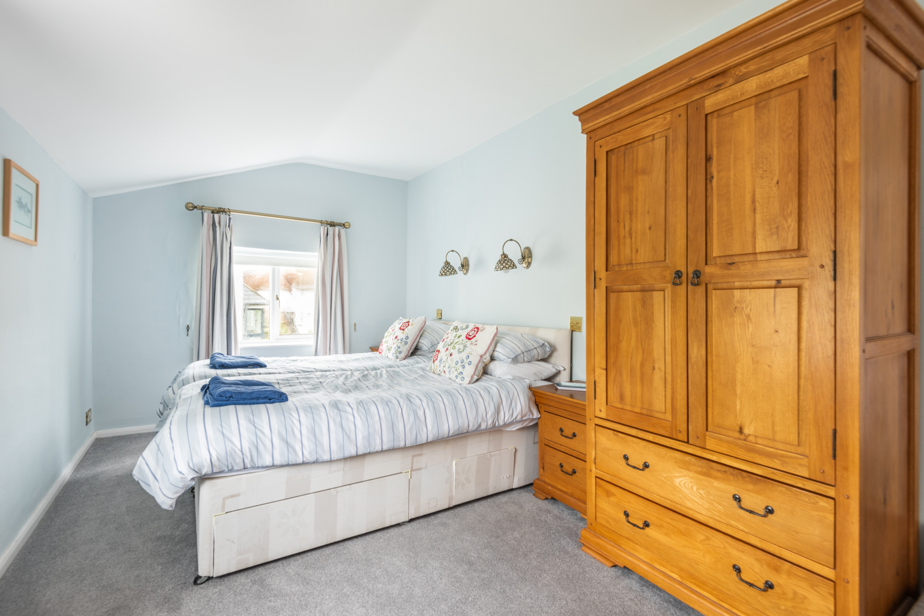 Twin bedroom in Brook Cottage