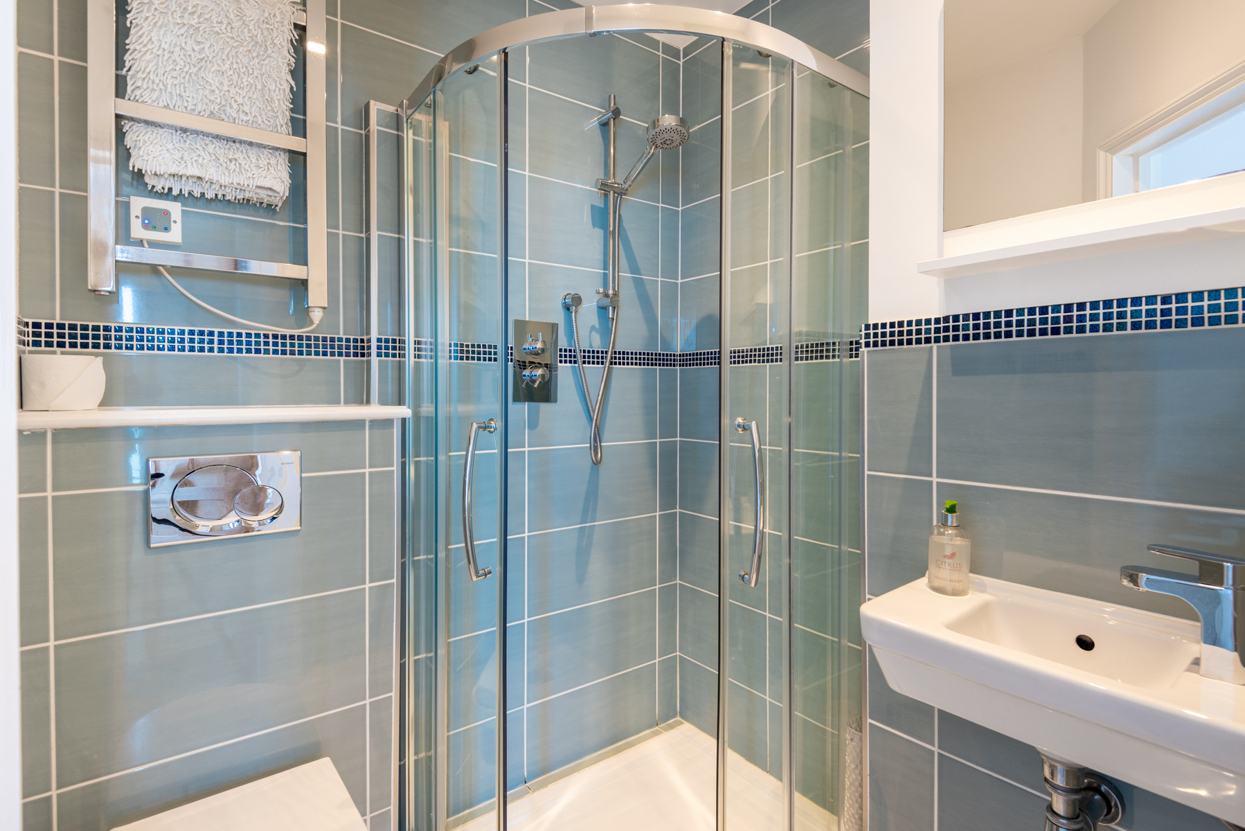 Master bedroom 1 en suite shower room.