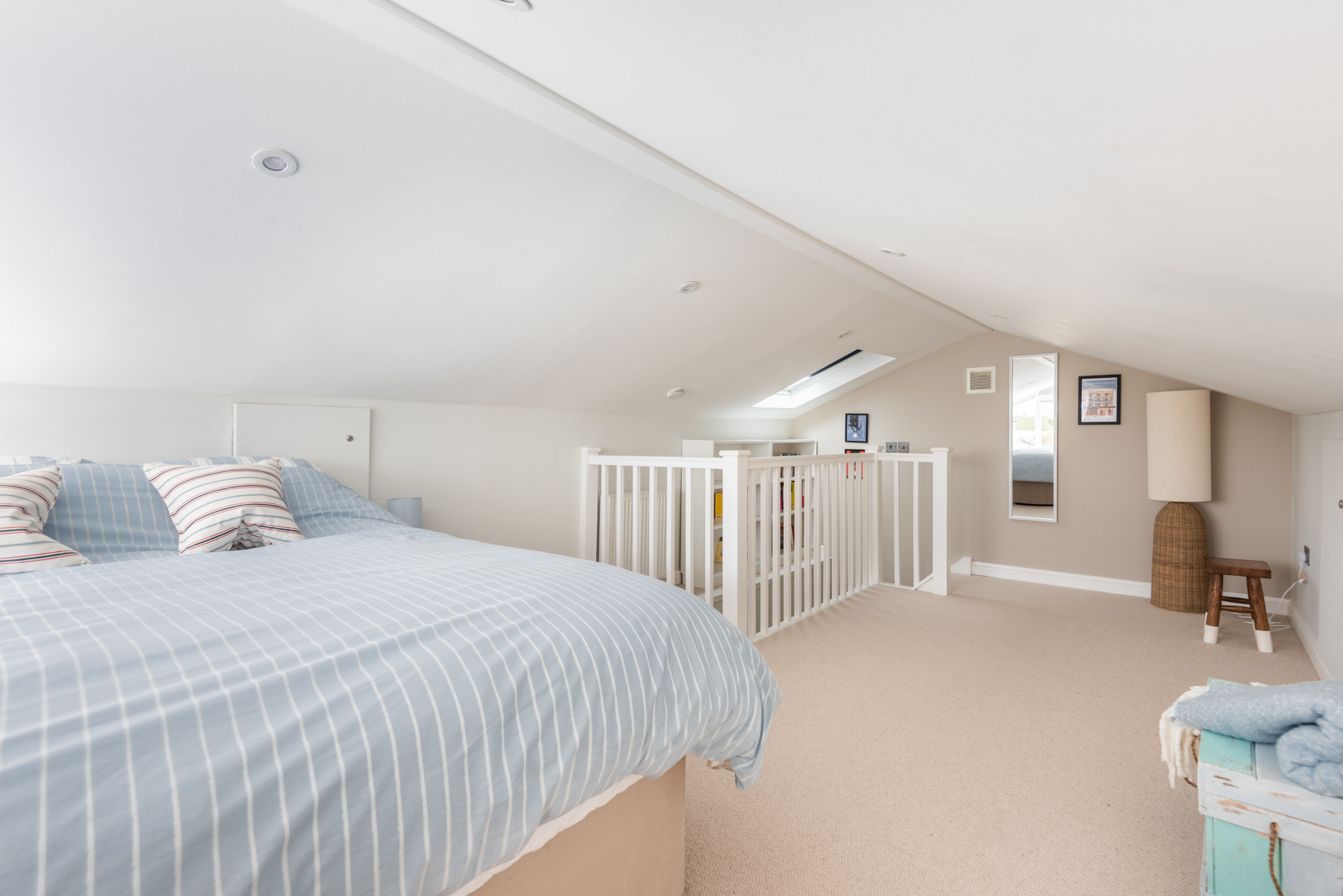 Twin bedroom, lots of space