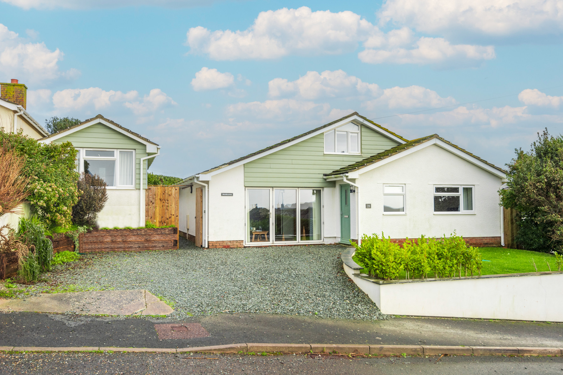 Large driveway with parking for 2/3 cars